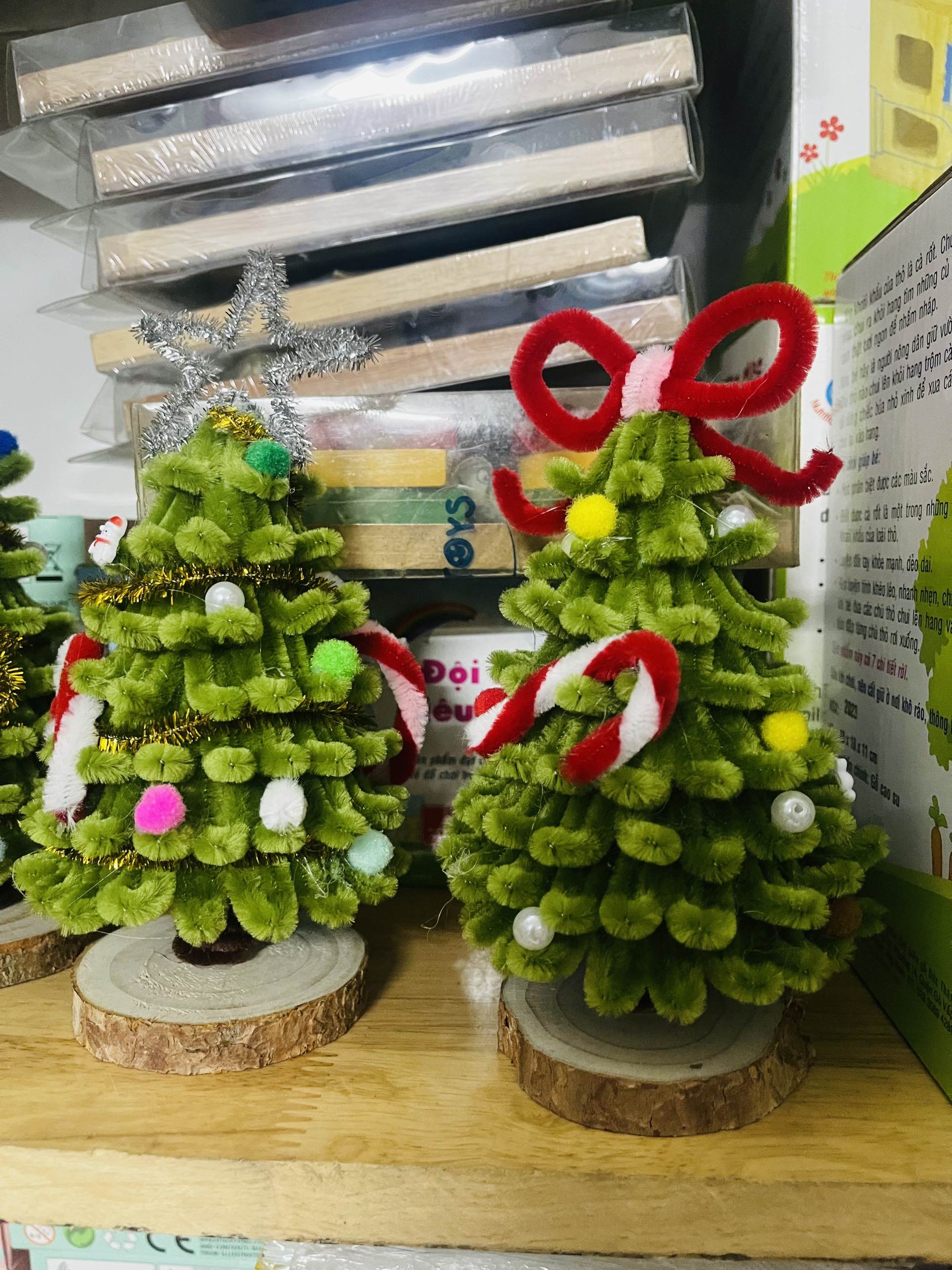 Kèm đèn led trang trí - Làm sẵn - Cây thông noel handmade bằng kẽm nhung 15cm