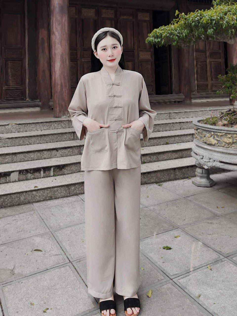 Bộ đi chùa nữ áo kiểu bà lai có hai túi đính nút tàu