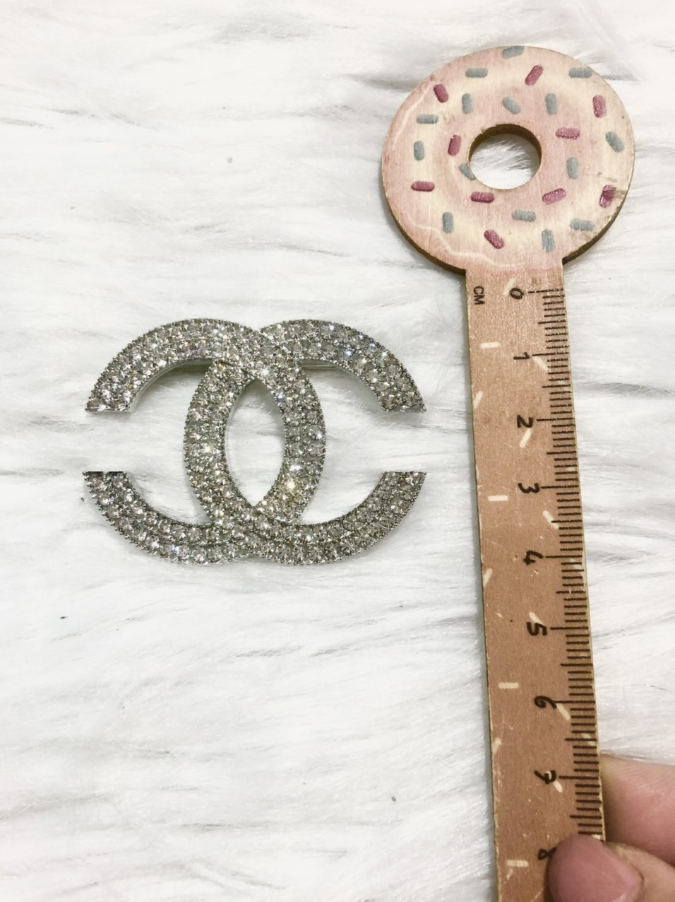 Cài áo logo full đá trắng. kt 4 x 5cm