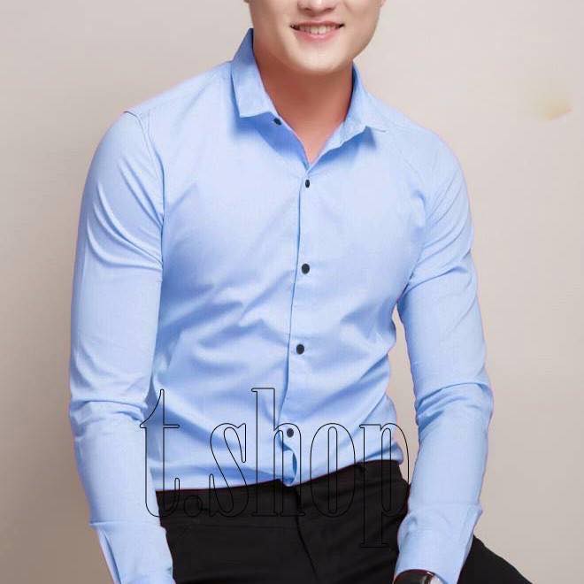 Áo sơ mi màu xanh nhạt không nhăn thời trang