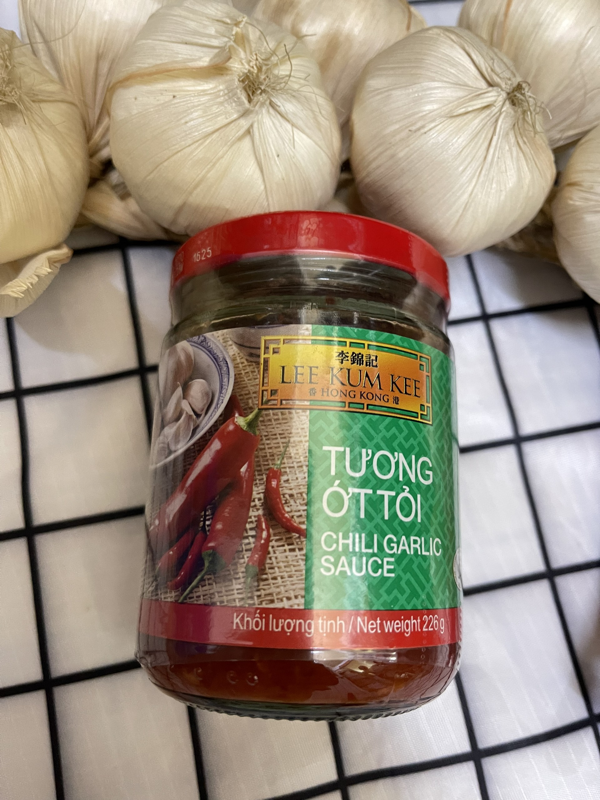 Tương ớt tỏi / chili garlic sauce lee kum kee 226gram