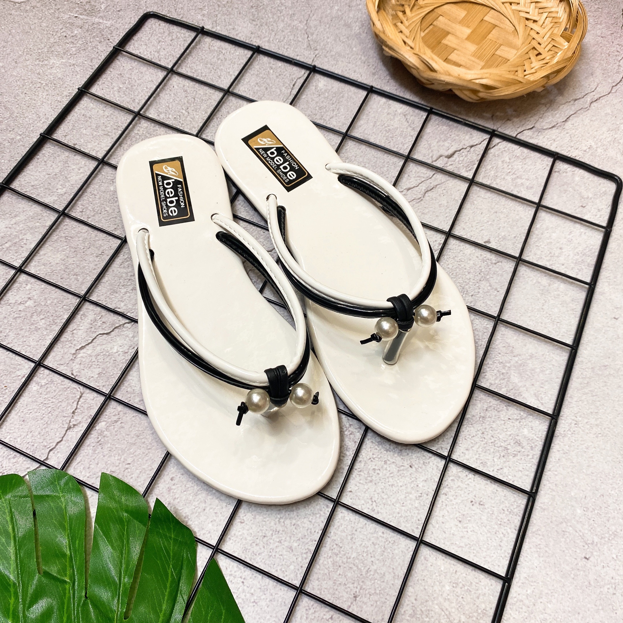 Dép kẹp nữ 2 màu trắng đen kiểu mới thời trang dạo phố, dạo biển đều xinh - tt308