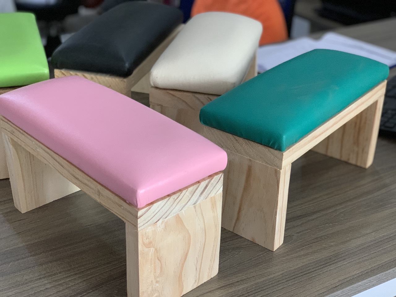 Kệ kê tay làm móng, kệ làm nail - Vinaoffice