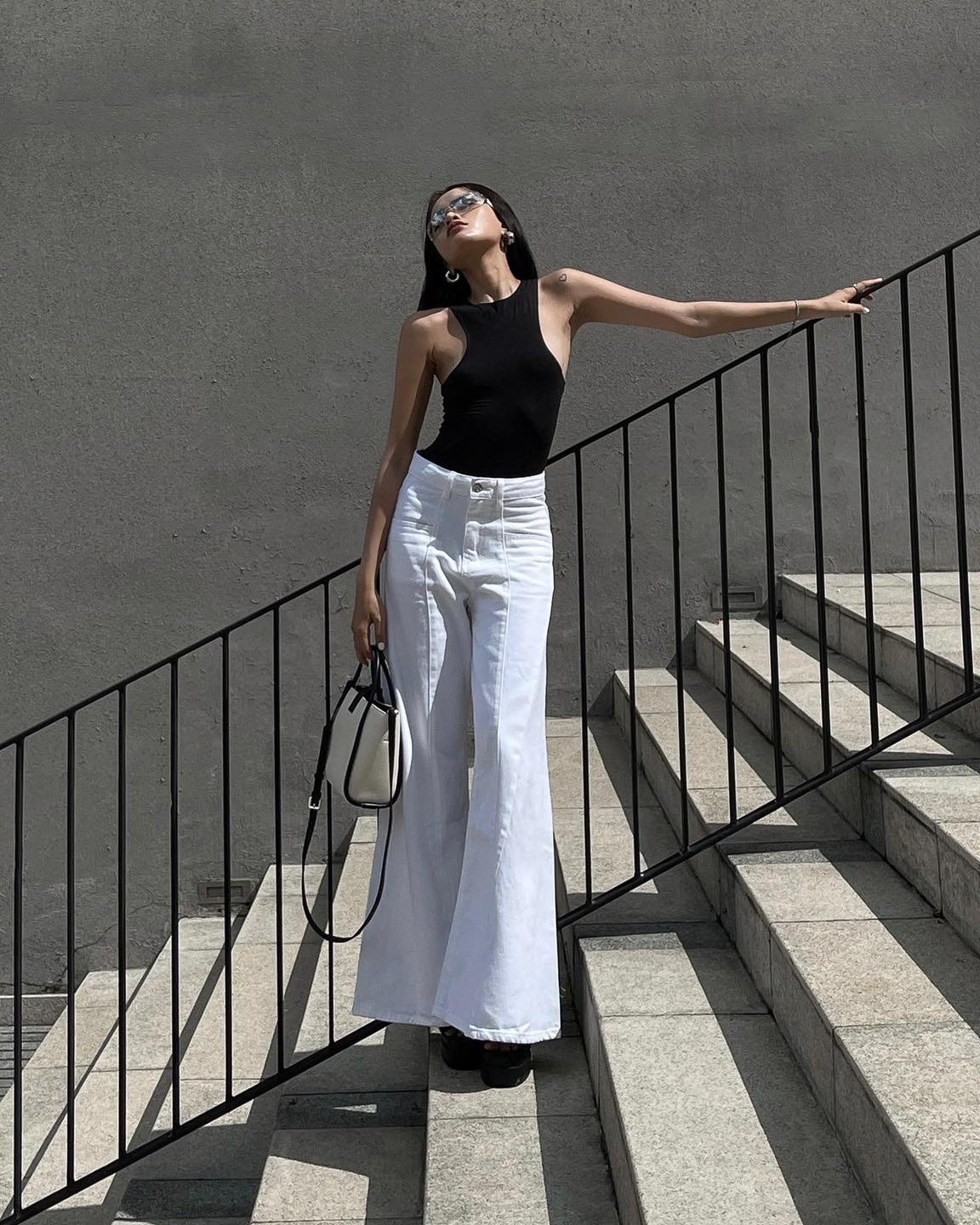 Quần ống loe vải jeans, màu trắng, là min - white flared jeans
