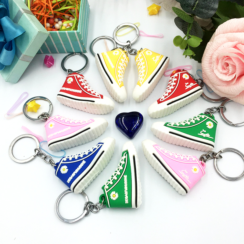 Móc khóa chiếc giày chữ kí GD hoa cúc phong cách, móc khóa xinh