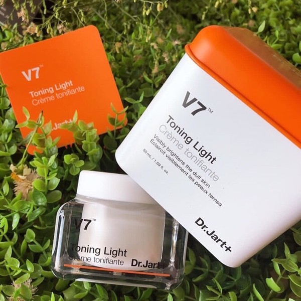 Kem dưỡng trắng da V7 hộp vuông mẫu mới – Dr.Jart toning light, sản xuất từ các thành phần tự nhiên, an toàn và đảm bảo chất lượng cho người sử dụng