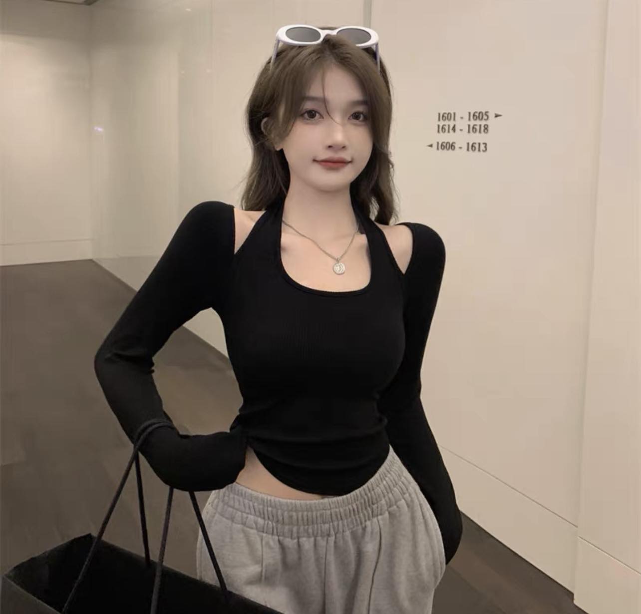 Áo thun gân tay dài cut out cá tính màu đen
