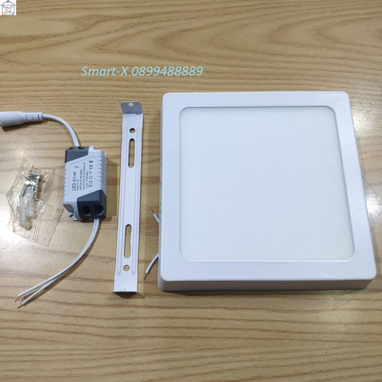 Đèn Led ốp Trần công suất 12w Tròn , Vuông. Công dụng : Ốp nổi trần chiếu sáng,trang trí.  tiết kiệm điện , k gây nóng. Đường kính : 17.5cm