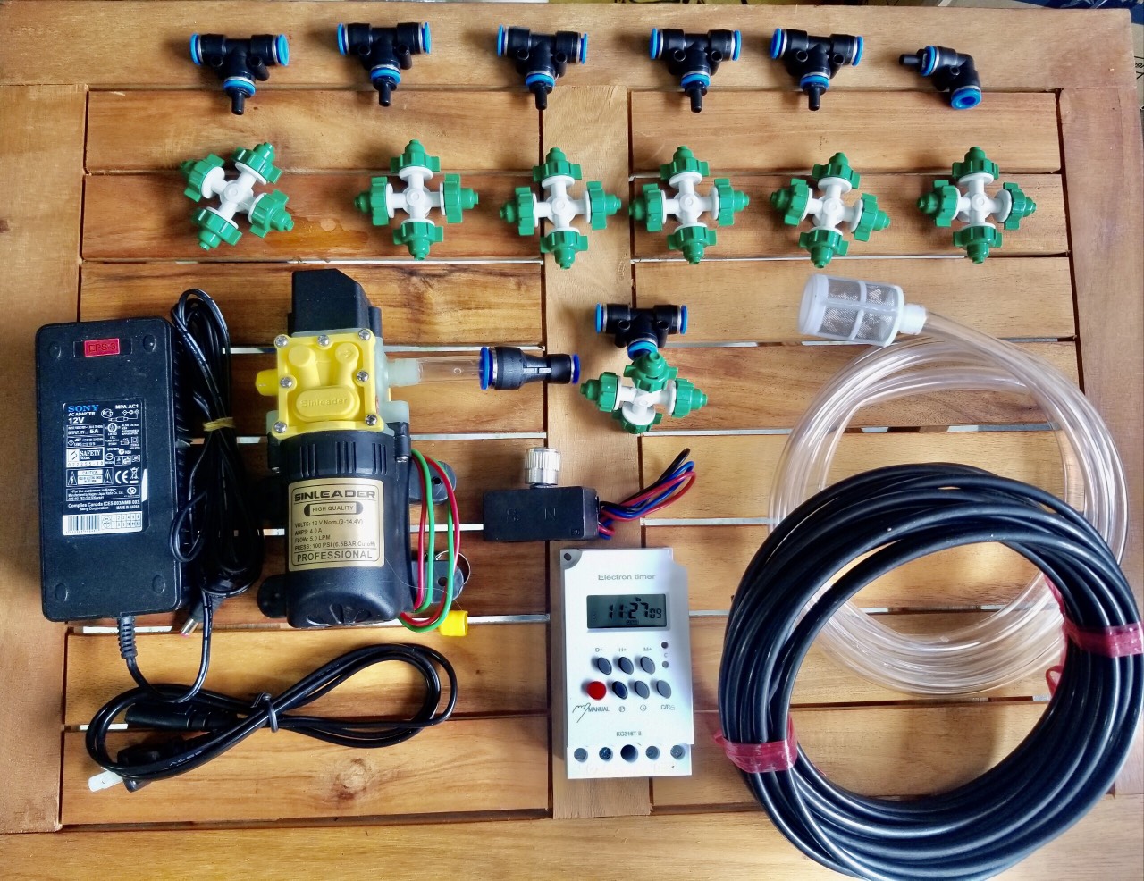 Bộ phun sương 4 cửa tưới lan tự động đầy đủ có chiết áp điều chỉnh áp lực phun, duy trì độ ẩm cho cây trồng, Điều tiết lượng nước phù hợp cho từng giai đoạn phát triển của cây.