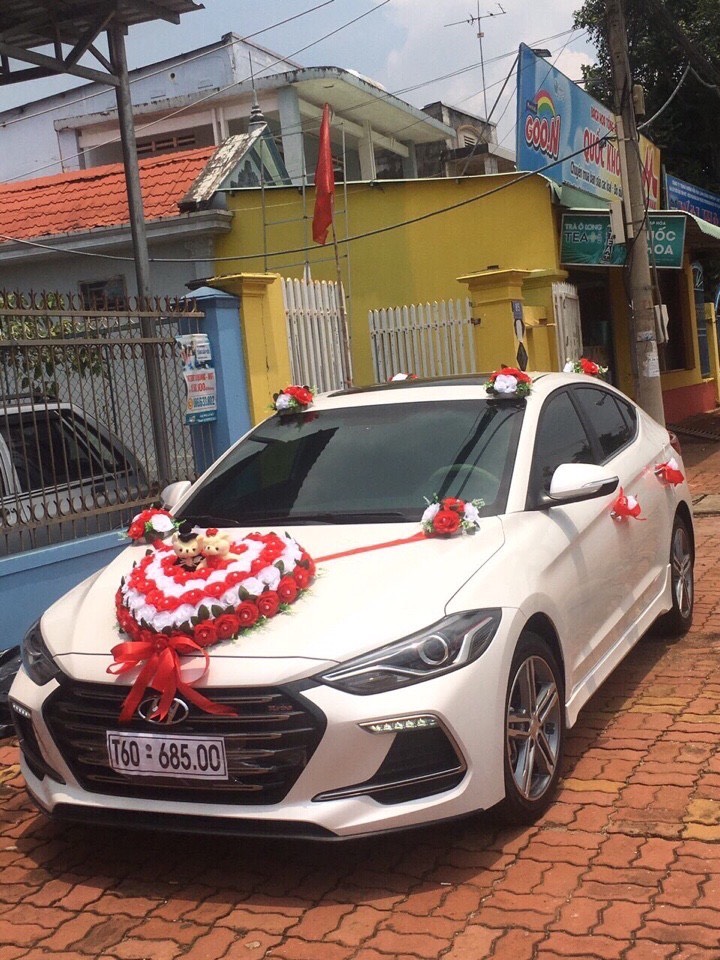 Hoa cưới xe dâu mẫu Trái tim hoa trắng đỏ đỏ siêu to + cặp gấu dâu rể + đính châu lấp lánh đế hít nam châm cam kết hình thật 100%