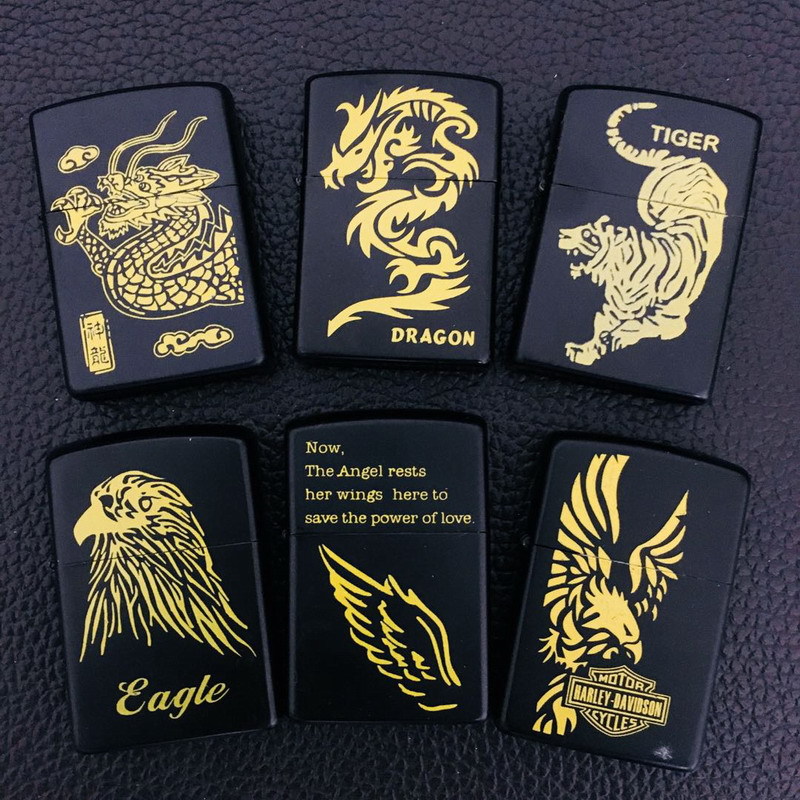 Bật lửa hột quẹt zippo đen họa tiết vàng nhiều hình