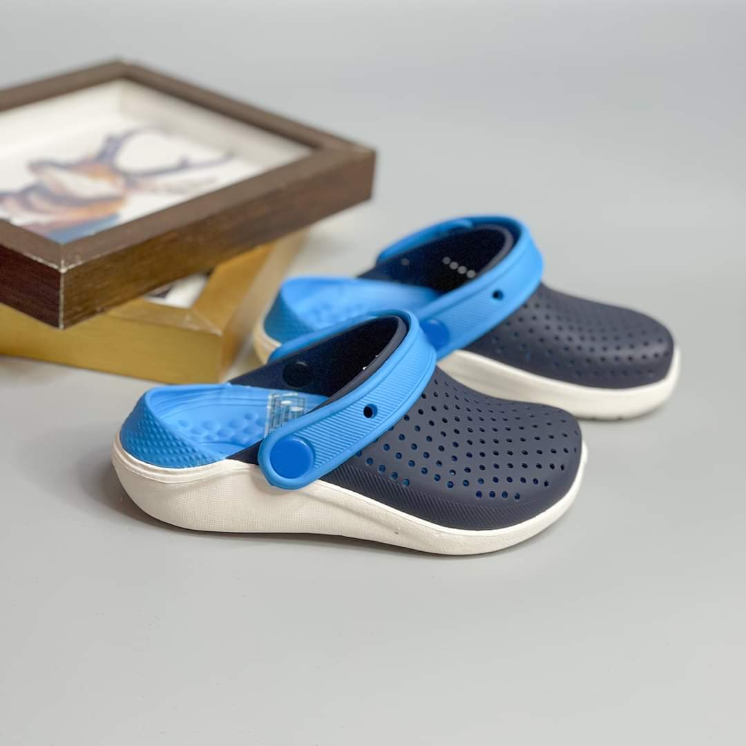 Dép sục nhựa trẻ em cross literide, êm, mềm, kháng khuẩn, tặng 10 sticker, màu navyblu
