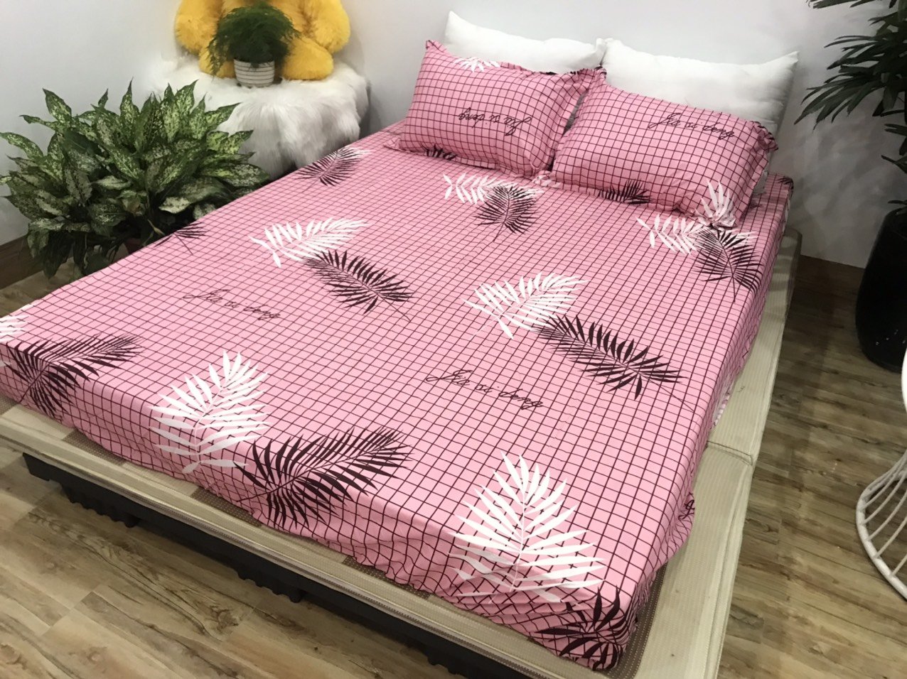 [Ga giường]Ga trải giường,Drap ga giường,ga bọc đệm vải cotton poly 1m2,1m4,1m5,1m6,1m8,2m2 mẫu lá trắng nền hồng