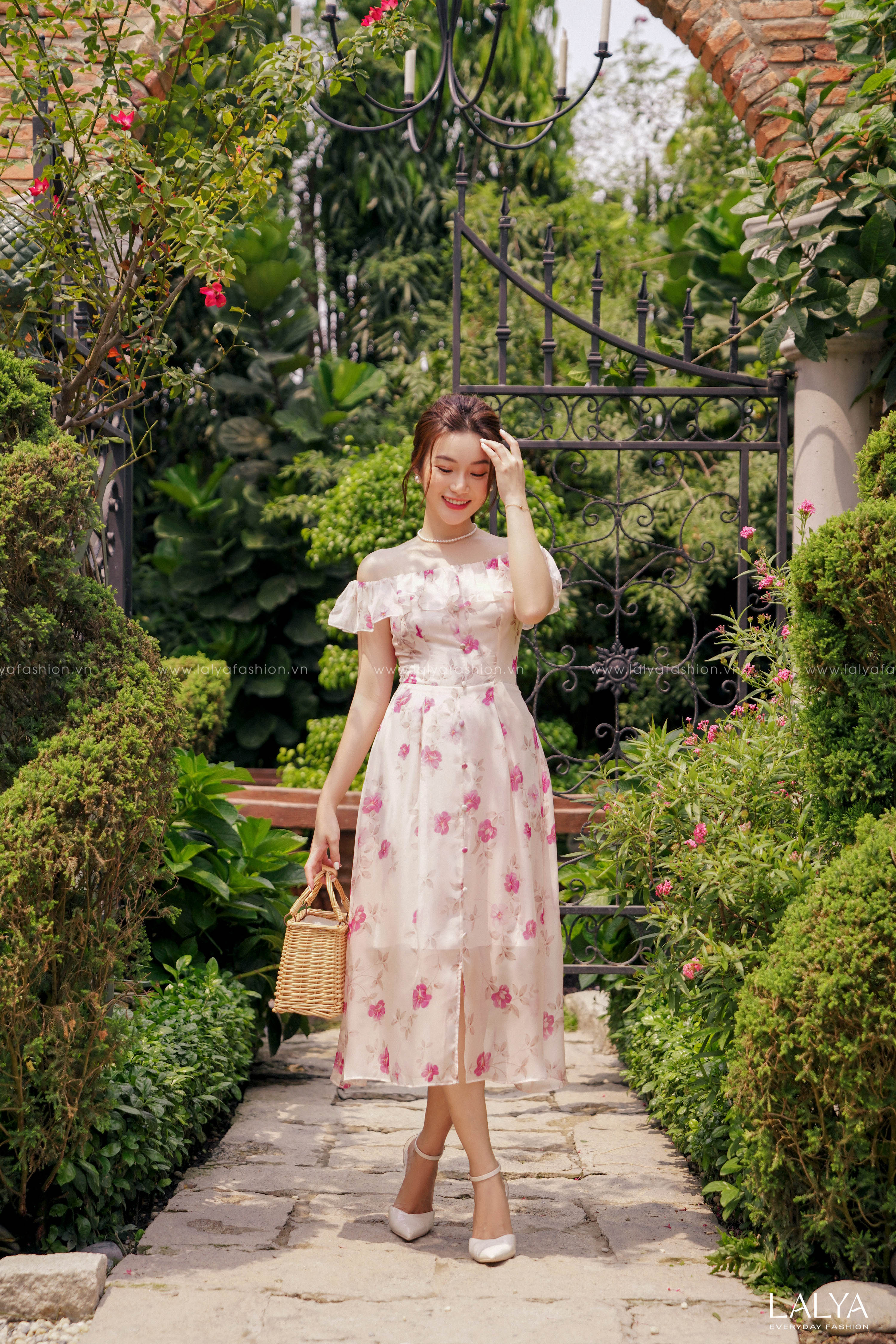 Lalya_d397_ váy tơ hoa trễ vai khuy bọc-be
