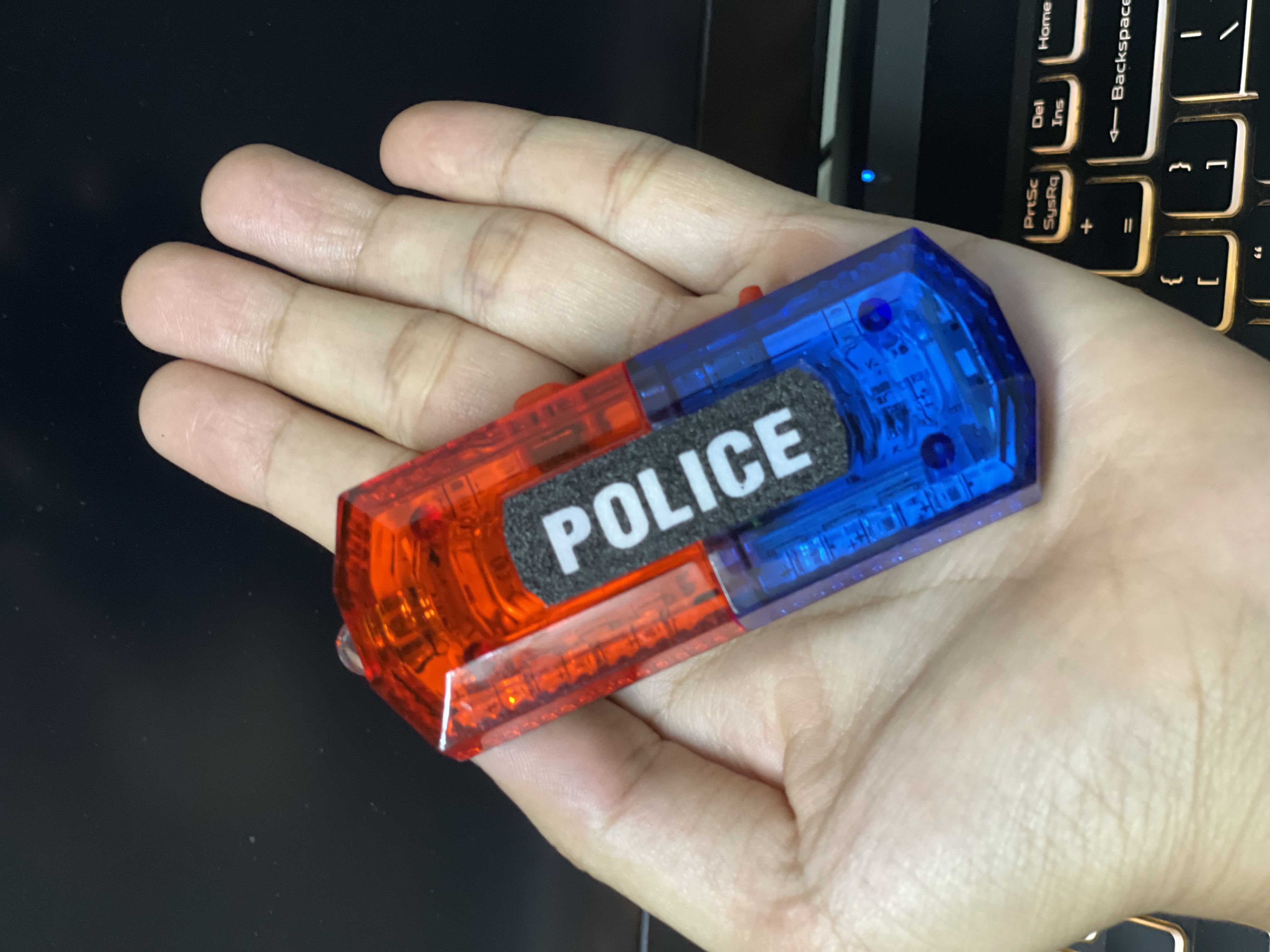 Đèn chớp Police xanh đỏ cài áo sạc lại bằng cáp USB - Mẫu 1 (Kẹp nhựa) Giá 225,000 Đồng*Miễn phí vận chuyển