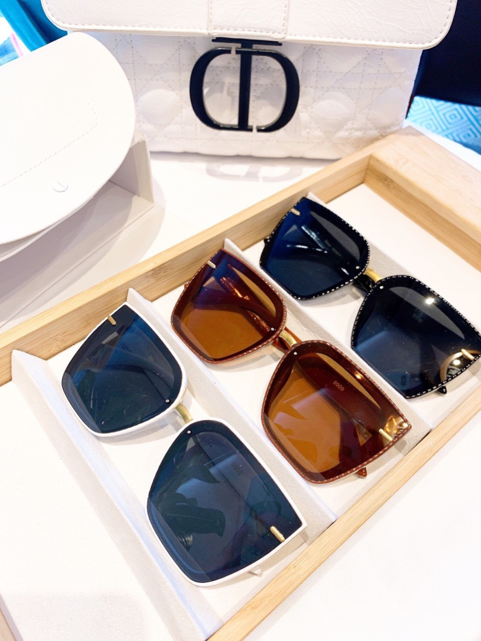 [HCM]Mắt Kính Nữ Thời Trang - Kính Mát Nữ Cao Cấp DR9909 From Vuông Viền Gợn Sóng Độc Lạ