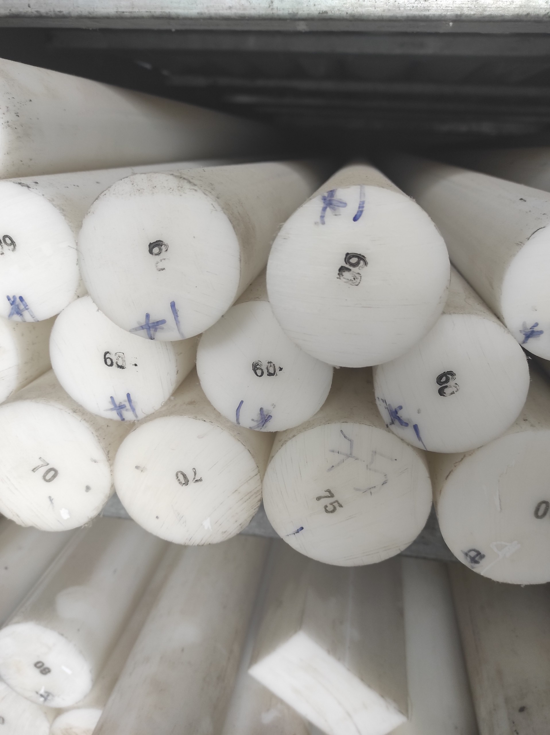 Nhựa POM dùng gia công cơ khí phi tròn đặc đường kính D60x1000mm. Xuất xứ : Hàn Quốc.