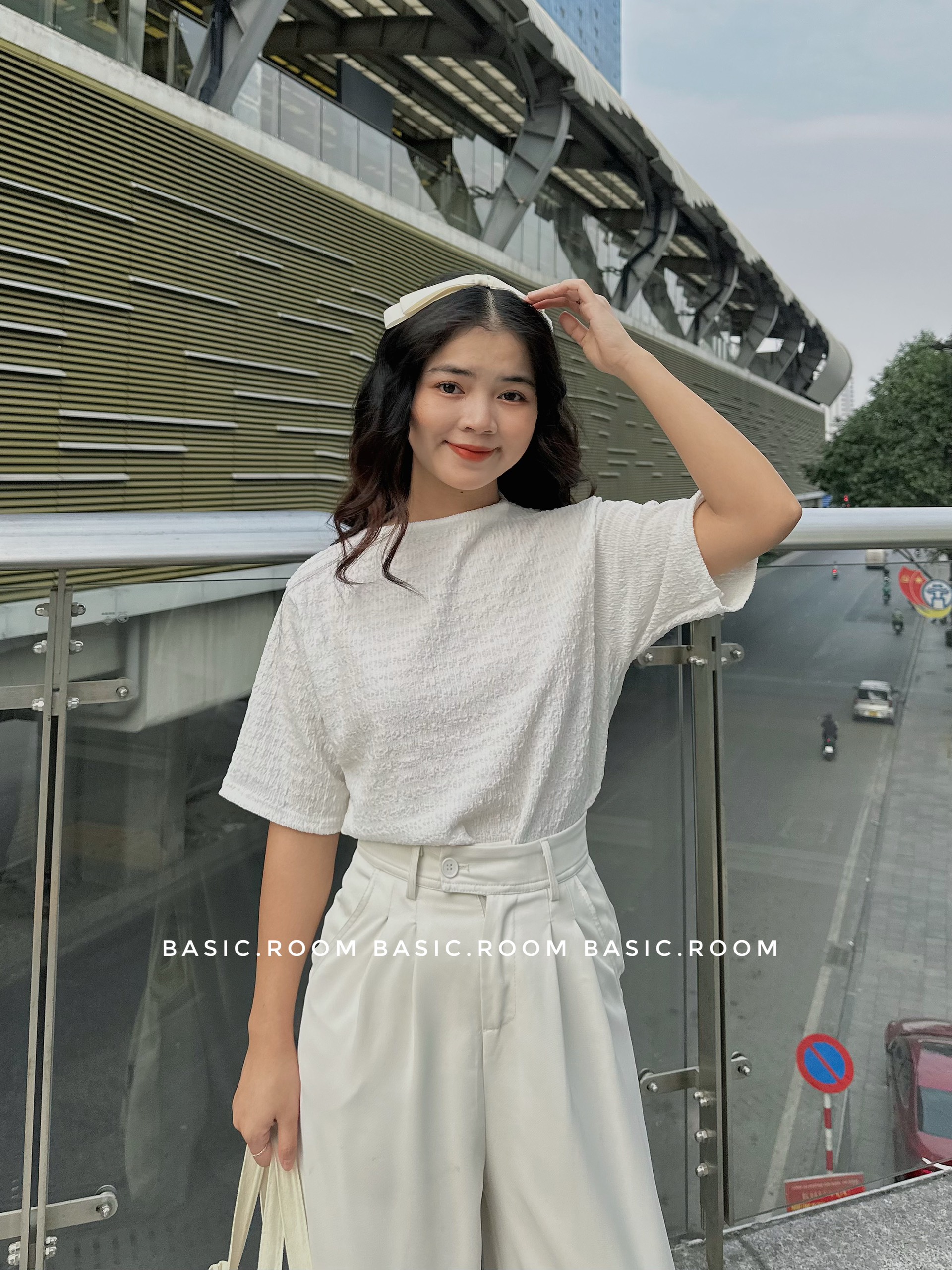 Áo thun xốp nhăn cổ leo tay lỡ by Basic room