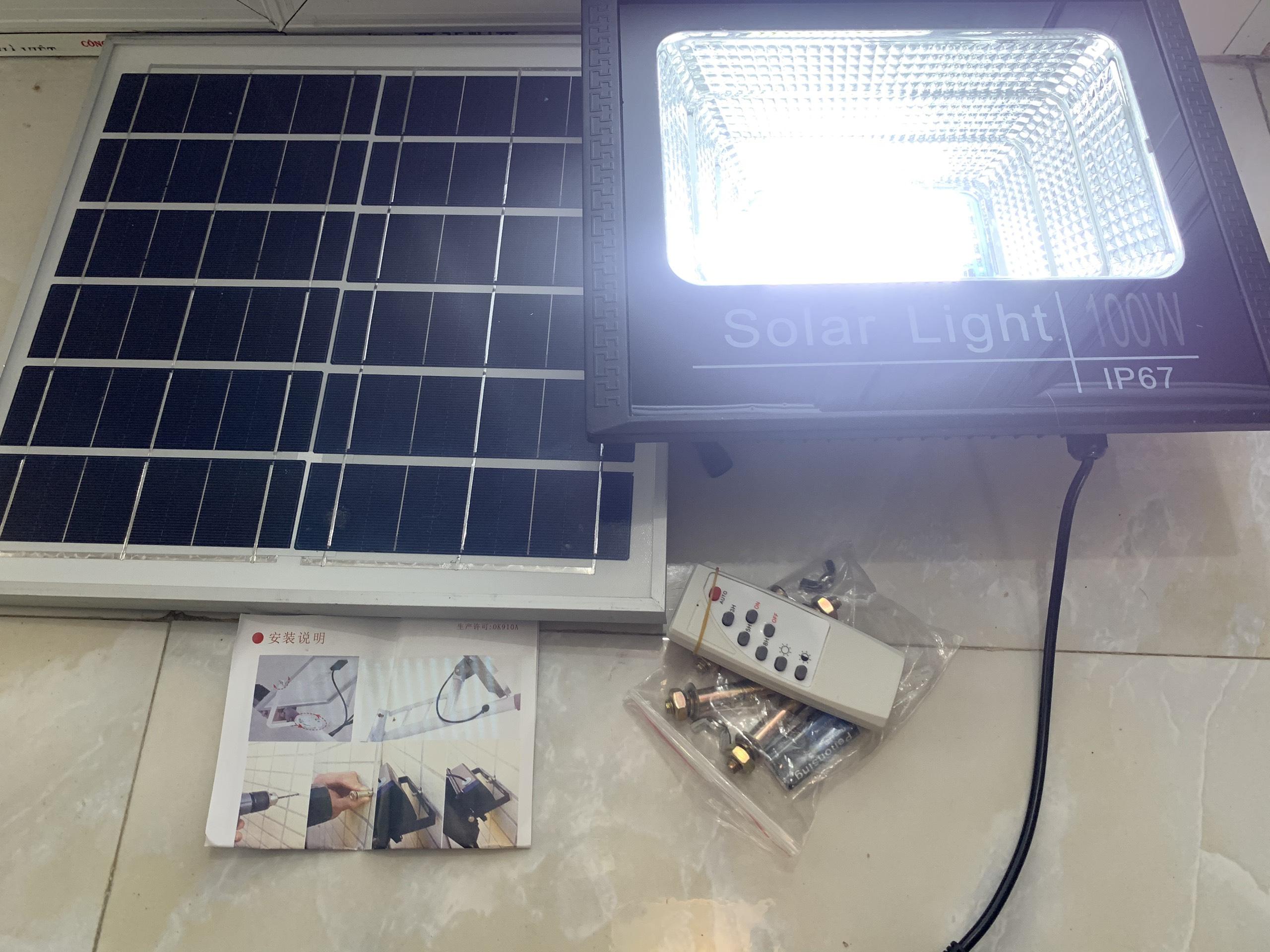 ĐÈN NĂNG LƯỢNG MẶT TRỜI SOLAR LIGHT- Công suất 100W, công nghê chống nước IP67, chế độ ánh sáng tự động có điều khiển từ xa