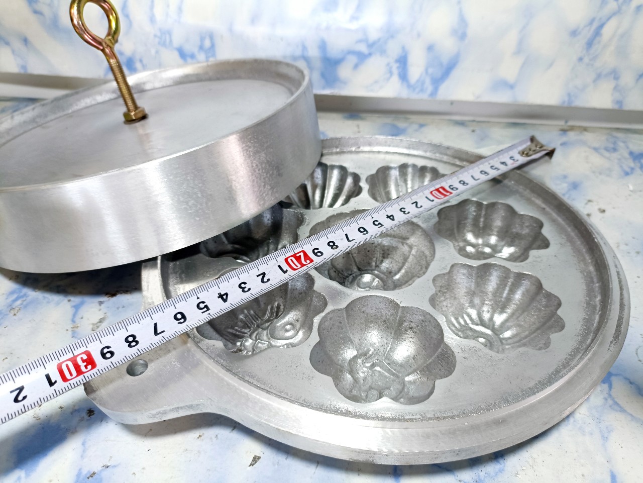Khuôn bánh thuẫn bông lan nhôm 8 bánh