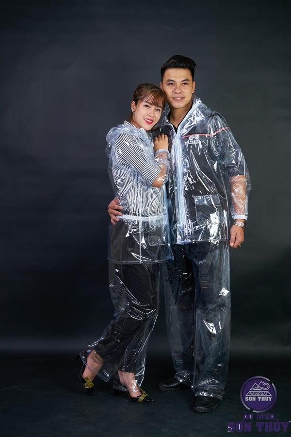 Bộ quần áo mưa – Bộ quần áo mưa trong suốt – Áo mưa thời trang Cao cấp – Chất liệu trong suốt không màu, không mùi – Cực kỳ mềm dẻo – Bảo hành uy tín 1 đổi 1