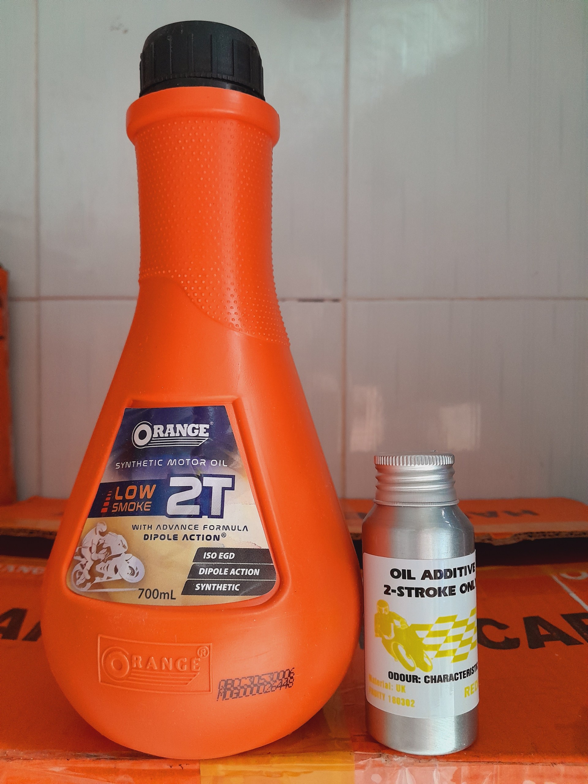 Dầu nhớt thơm pha xăng cho xe 2 Thì 2T Cam Orange 700ML sản xuất tại Indonesia và phụ gia 55ml