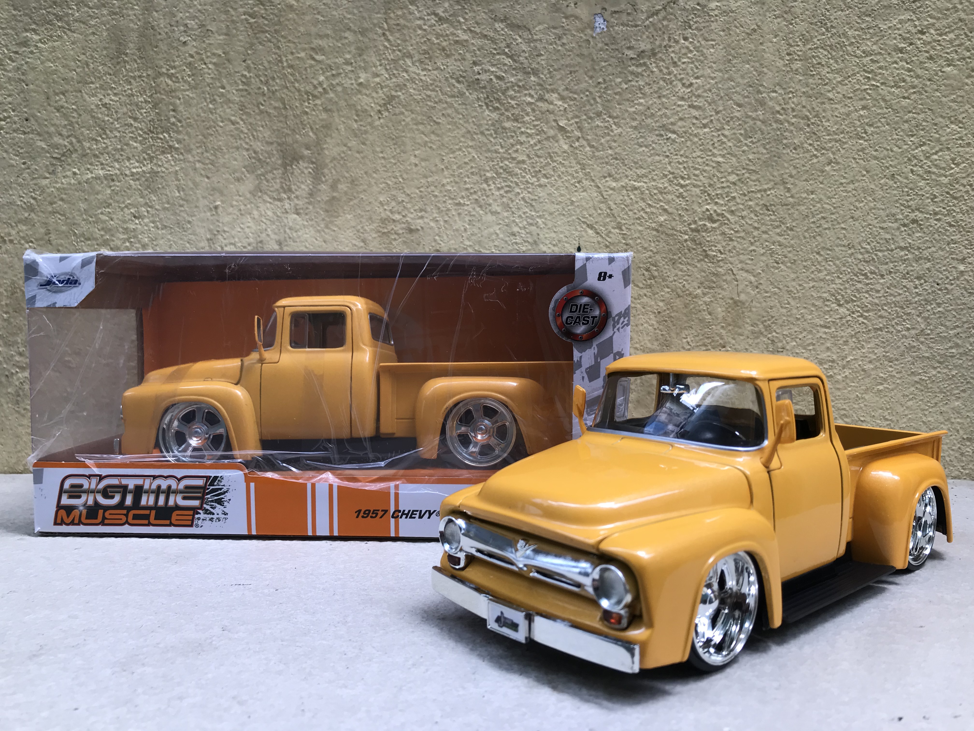 Mô hình xe cổ FORD F-100 PICKUP 1956 1:24