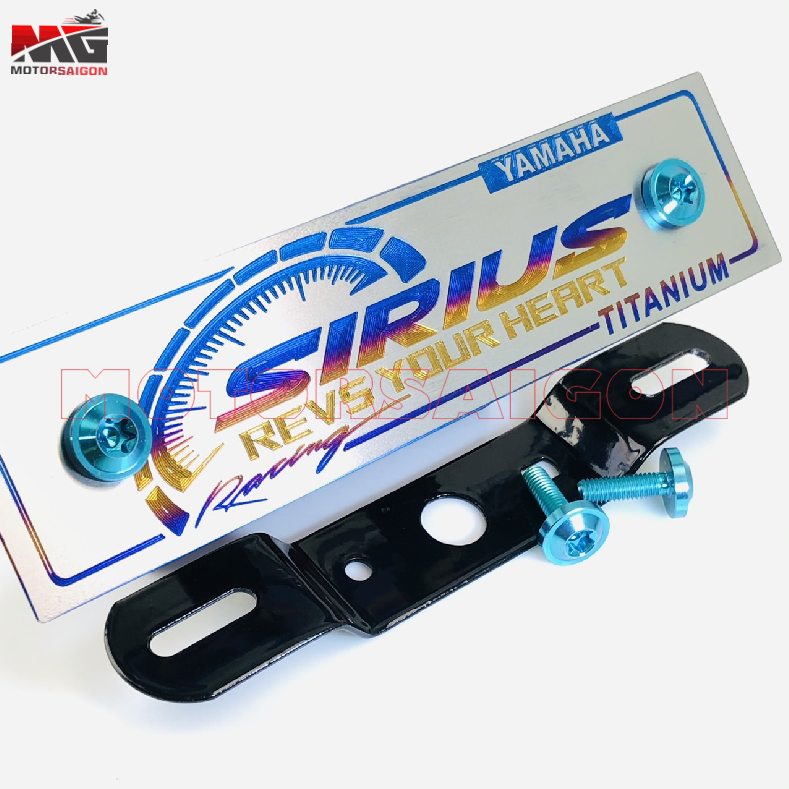[HCM]Bảng tên SIRIUS titan chính hãng tặng pát gắn bảng tên và ốc titan gr5 xanh lục bảo ( hình chụp thực tế)