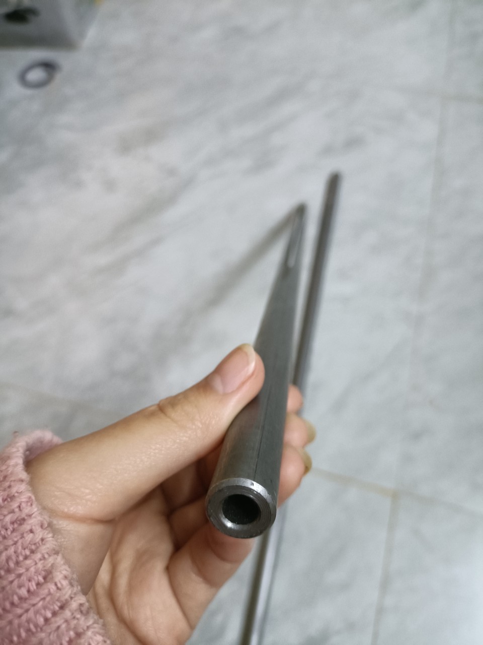Phôi thép đúc nhập khẩu lỗ 8.05 mm phi 16 dài 1met đã rọc rãnh sẵn