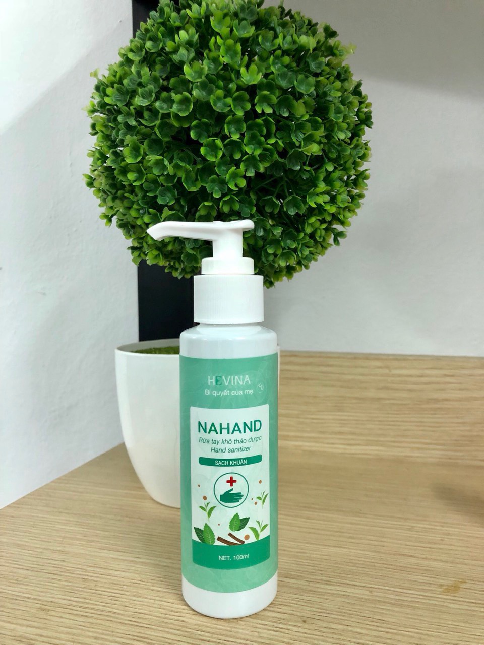 Nước rửa tay khô thảo dược làm mềm tay Nahand 100ml