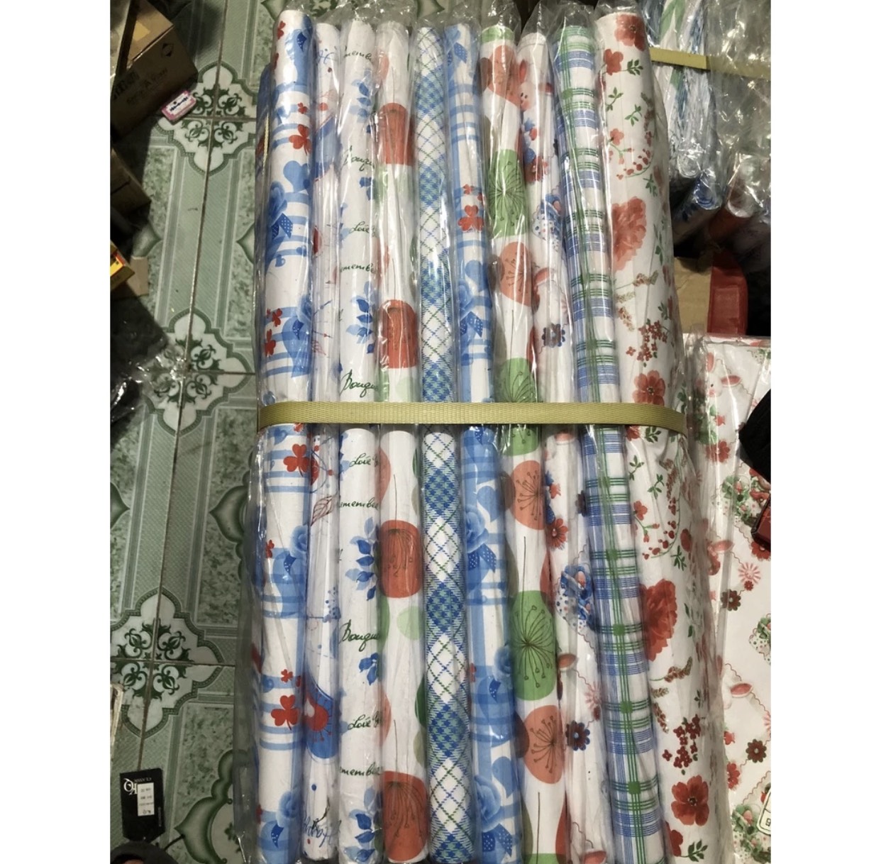 100 tờ giấy bọc quà 50x50cm