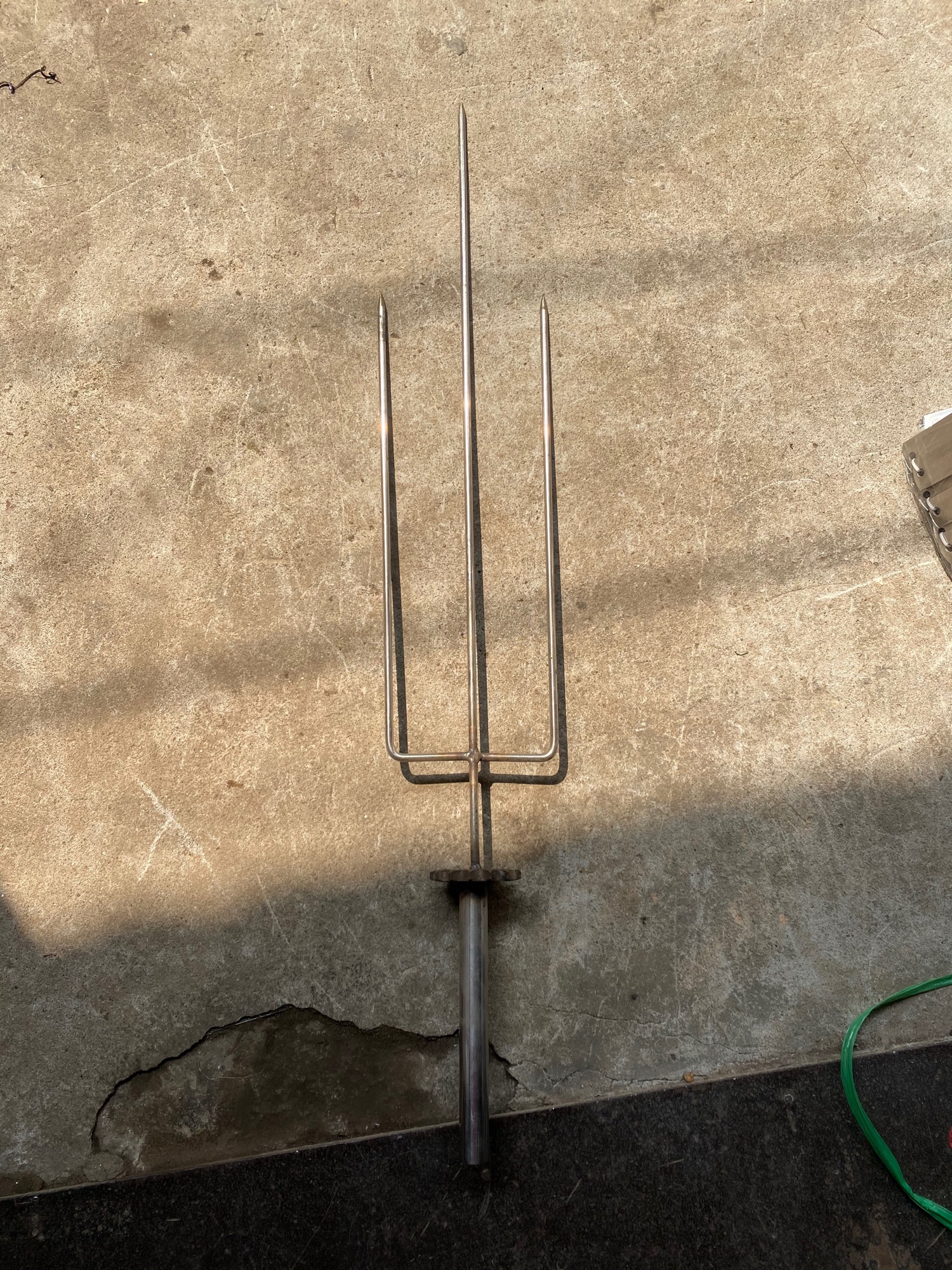 Xiên ba mũi nướng gà nướng thịt có trục quay/ thích hợp dùng cho các nhà hàng thường xuyên quay gà vịt hoặc heo sữa con nhỏ..