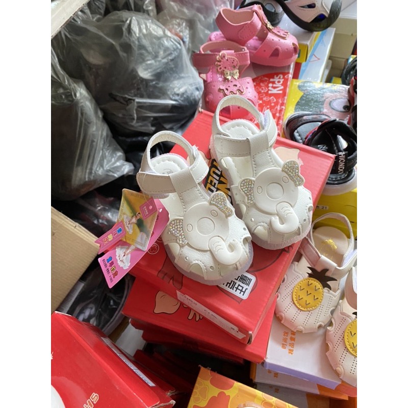 Quai hậu voi có đèn
