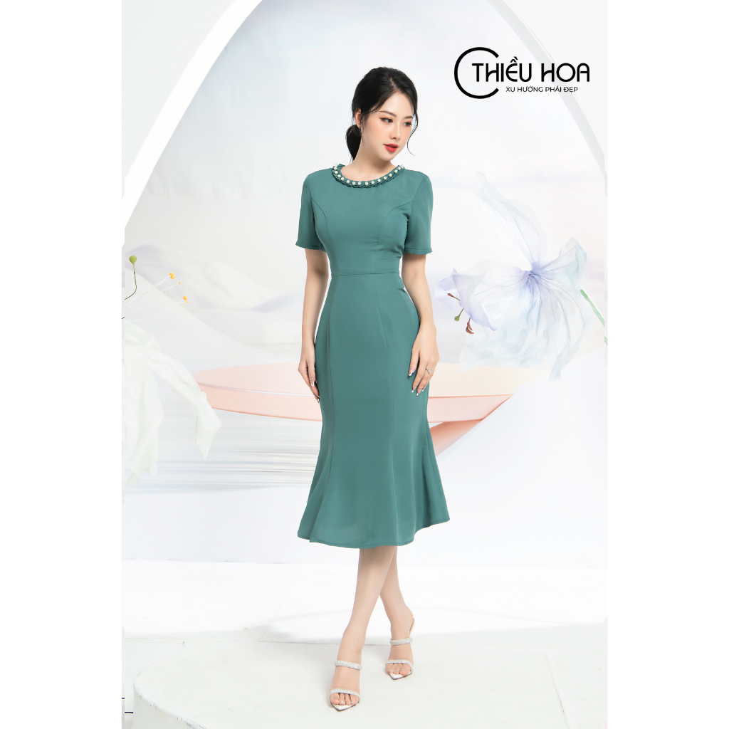 Đầm ôm thiết kế đính cổ ngọc trai màu sắc nhẹ nhàng thanh lịch thương hiệu Thiều hoa L0818