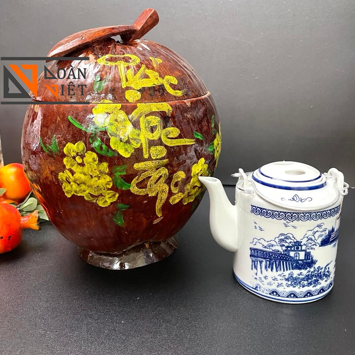 Bình ủ ấm trà, vỏ ủ giữ ấm trà bằng trái dừa vẽ chữ thư pháp tặng kèm ấm trà sứ truyền thống - hàng thủ công mỹ nghệ. đồ gia dụng nhà bếp pha chế làm bánh nguyên liệu