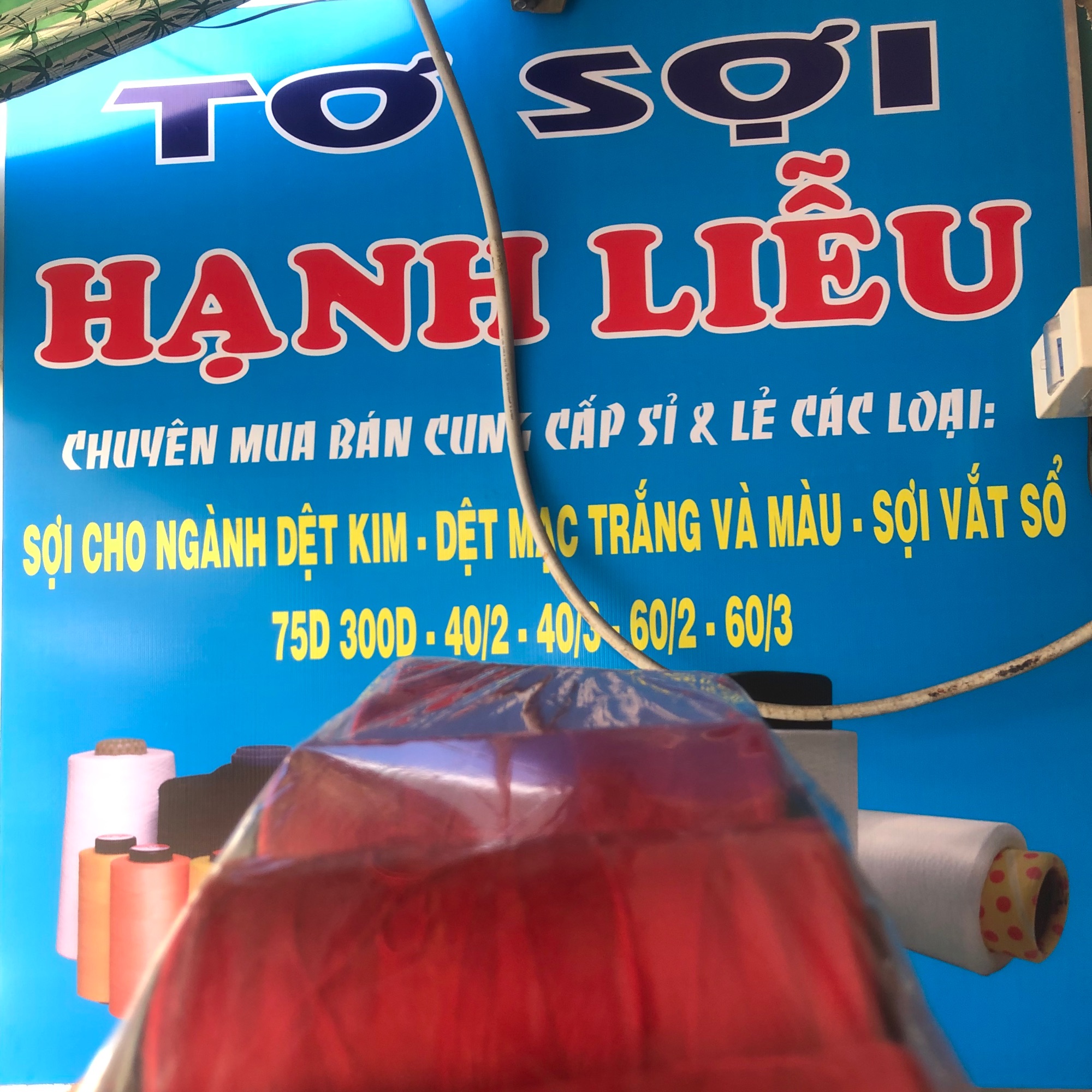 [HCM]Chỉ May Màu Công Nghiệp Hạnh Liễu 40/2: chỉ may màu đỏ tươi ( 85.000/6cuộn/kg )
