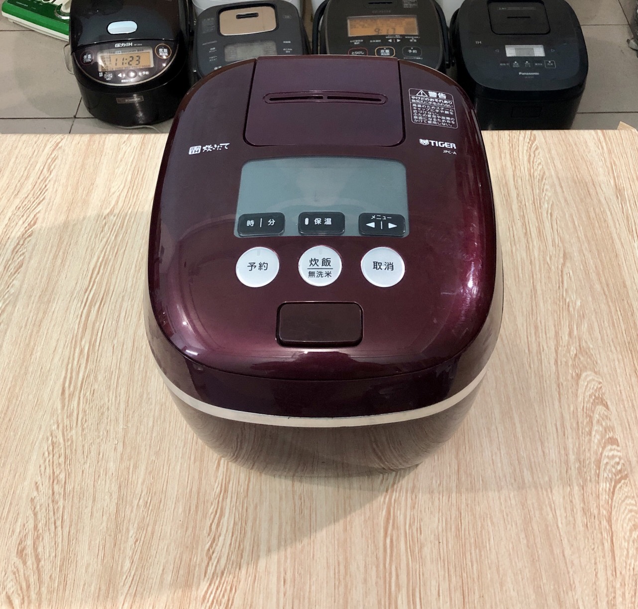 Nồi cơm điện cao tần Tiger date 2018 áp suất 2 bi dòng Vip của hãng màn hình led màu đỏ mận hiếm có