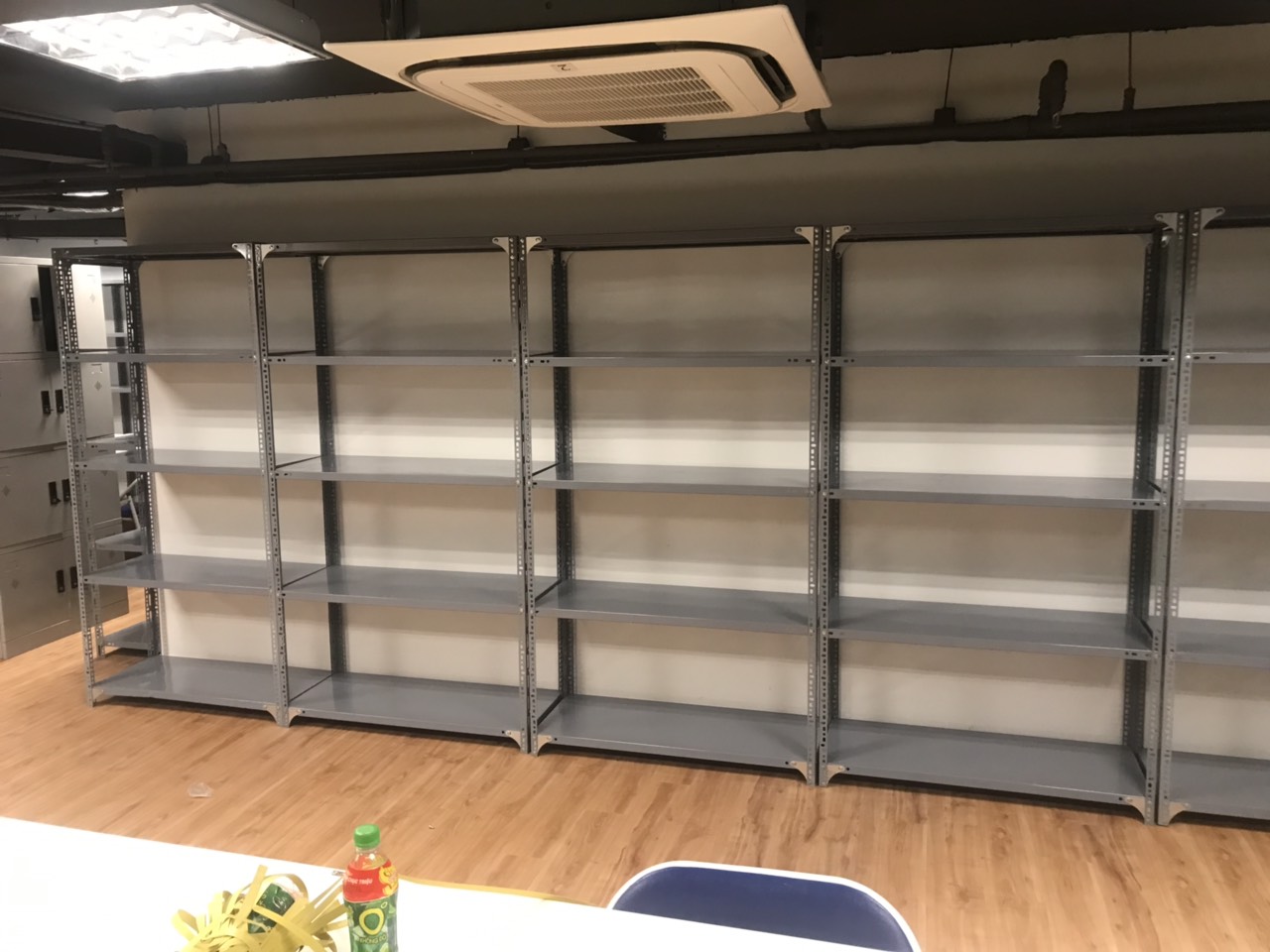 Kệ sắt đa năng liền dài 1m, rộng 0,3m, cao 2m và gồm có 5 tầng
