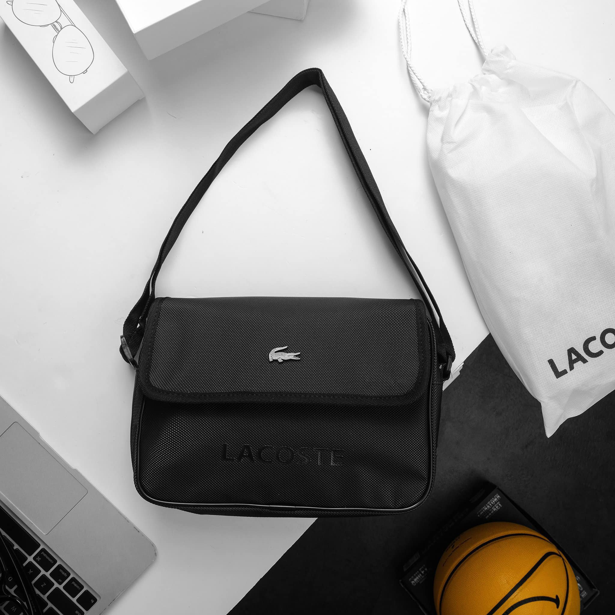 Túi đen chéo nam LACOS logo kim loại sắt nét đựng vừa ipad có chống nước