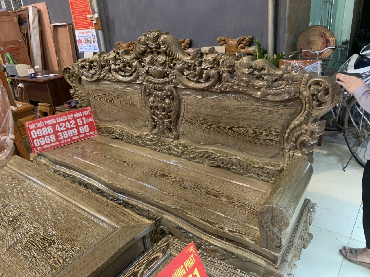 Bộ Bàn Ghế Hoàng Gia Gỗ Mun được chế tác bởi những nghệ nhân tài ba, với lối thiết kế hoàng gia, đường nét sang trọng và đắt giá. Hình ảnh này sẽ giúp bạn nhìn thấy được sự quyền quý, đẳng cấp và vẻ đẹp hoàng gia của bộ bàn ghế gỗ mun.