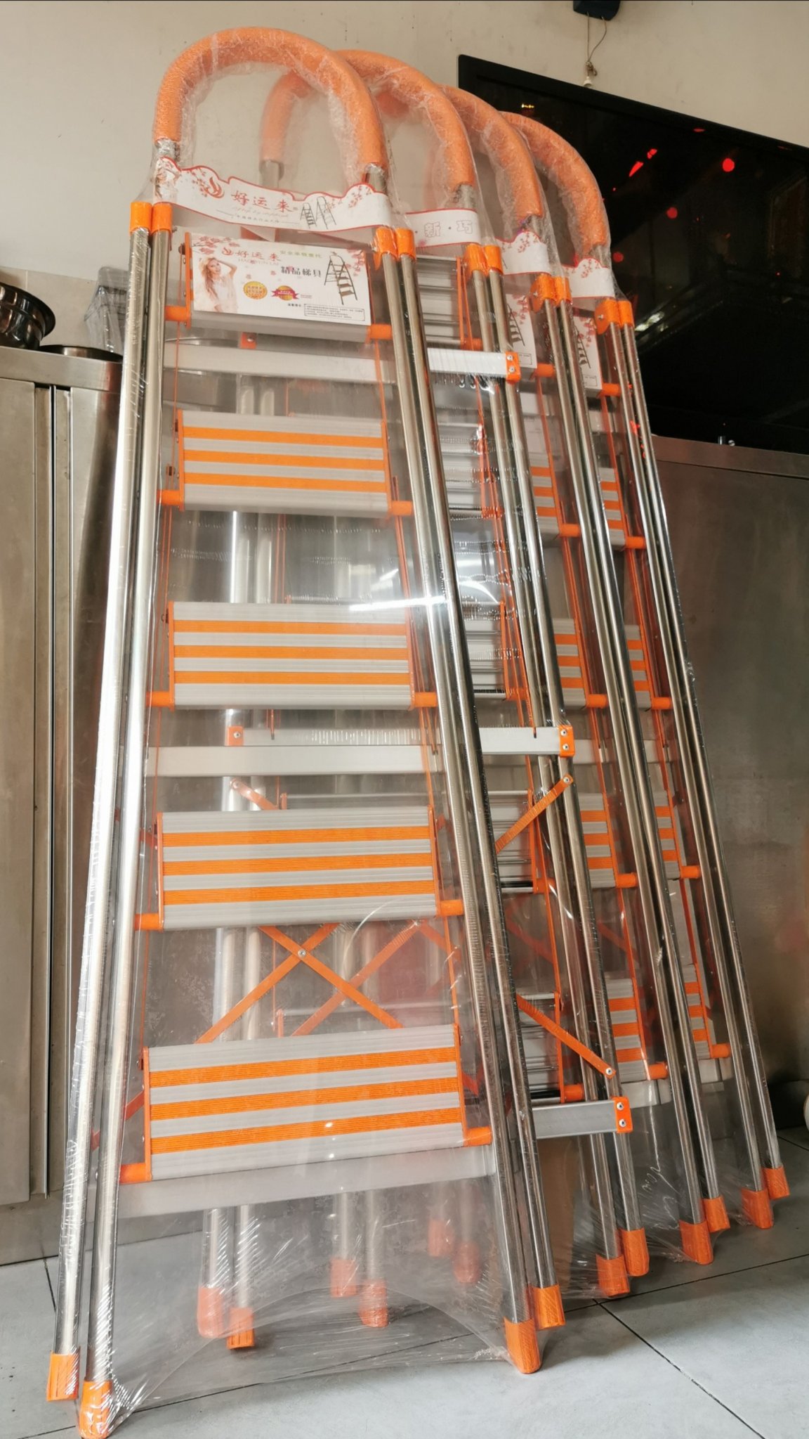 THANG NHÔM GHẾ TAY VỊN INOX