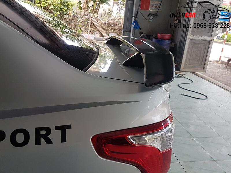 Độ đuôi gió có đèn cho xe Huyndai i10 mộc