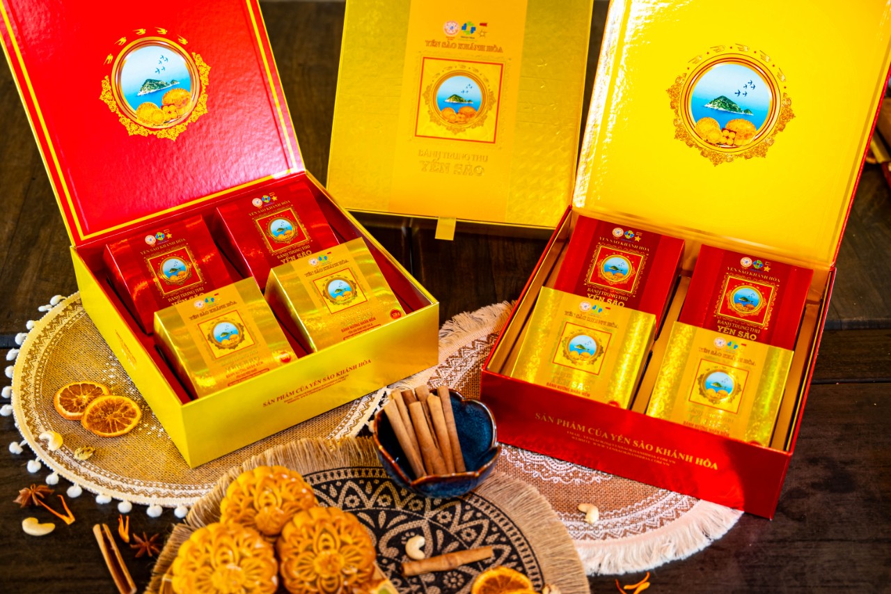 Bánh Trung thu Yến sào Hộp 4 bánh 2 thập cẩm và 2 mềm