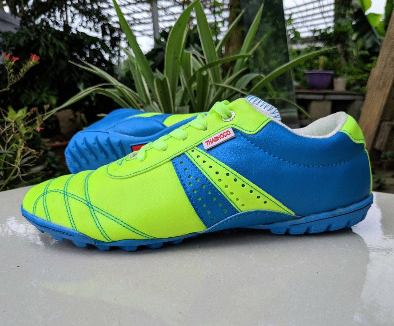 Giày đá bóng PU Thashoco màu xanh cốm