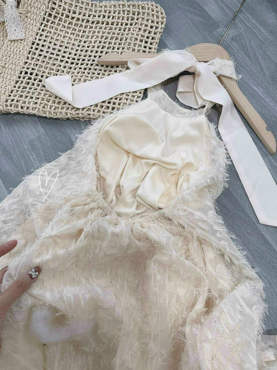 Đầm váy nữ cổ yếm dáng xòe đính lông vũ thời trang nữ tiểu thư sang chảnh thanh lịch