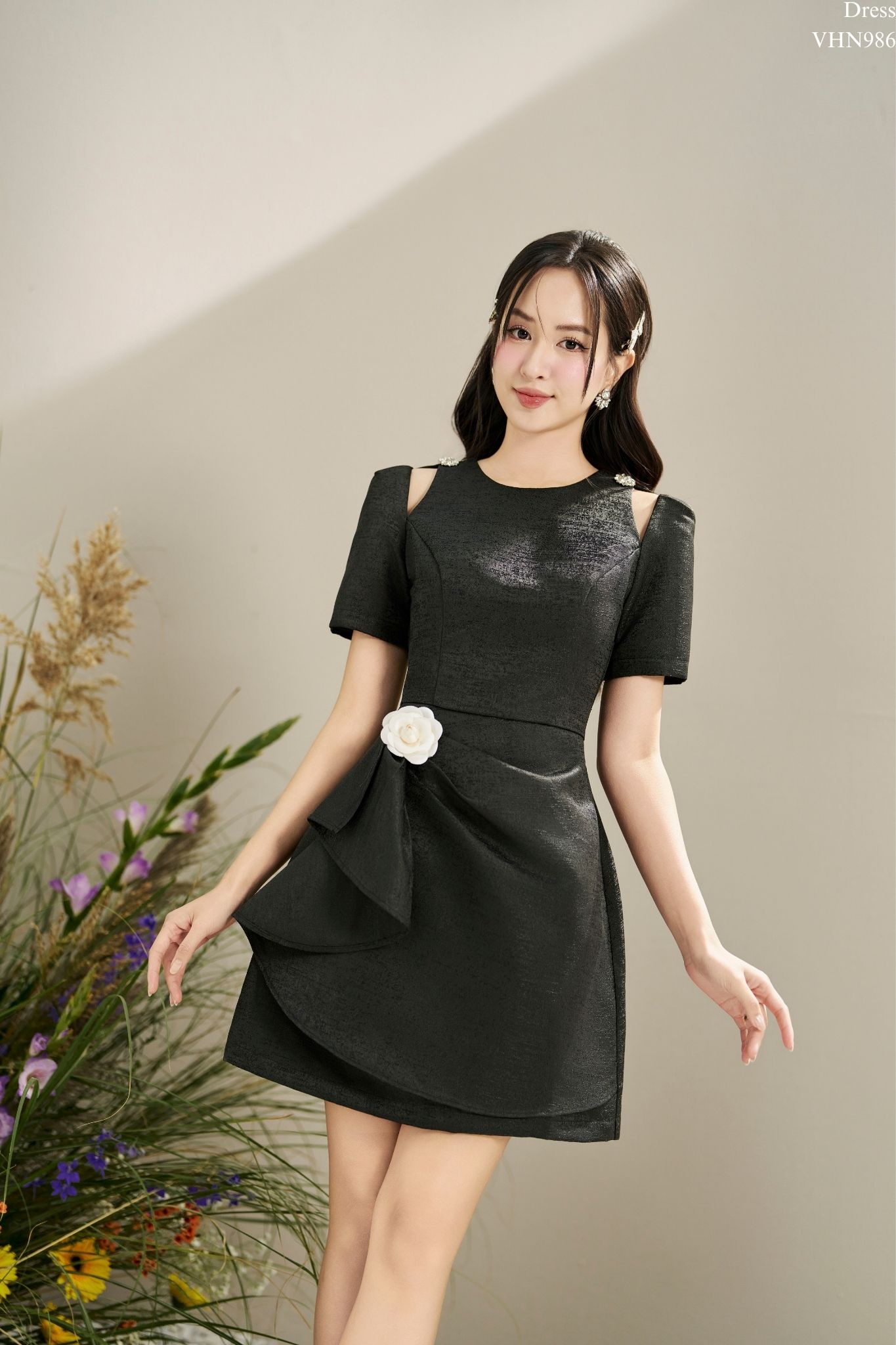 Váy vai cut out tà xếp ly cài hoa màu trắng kem tiinstore vhn986