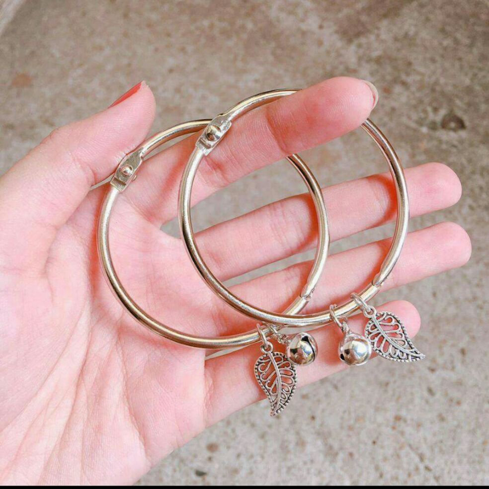 Kiềng tay màu bạc cao cấp kèm hình chuông và chiếc lá (ảnh thật)