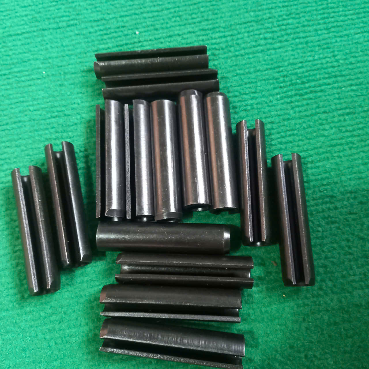 Chốt xẻ rãnh - chốt ống chẻ. Được làm bằng thép mangan đường kính từ 2mm đến 16mm