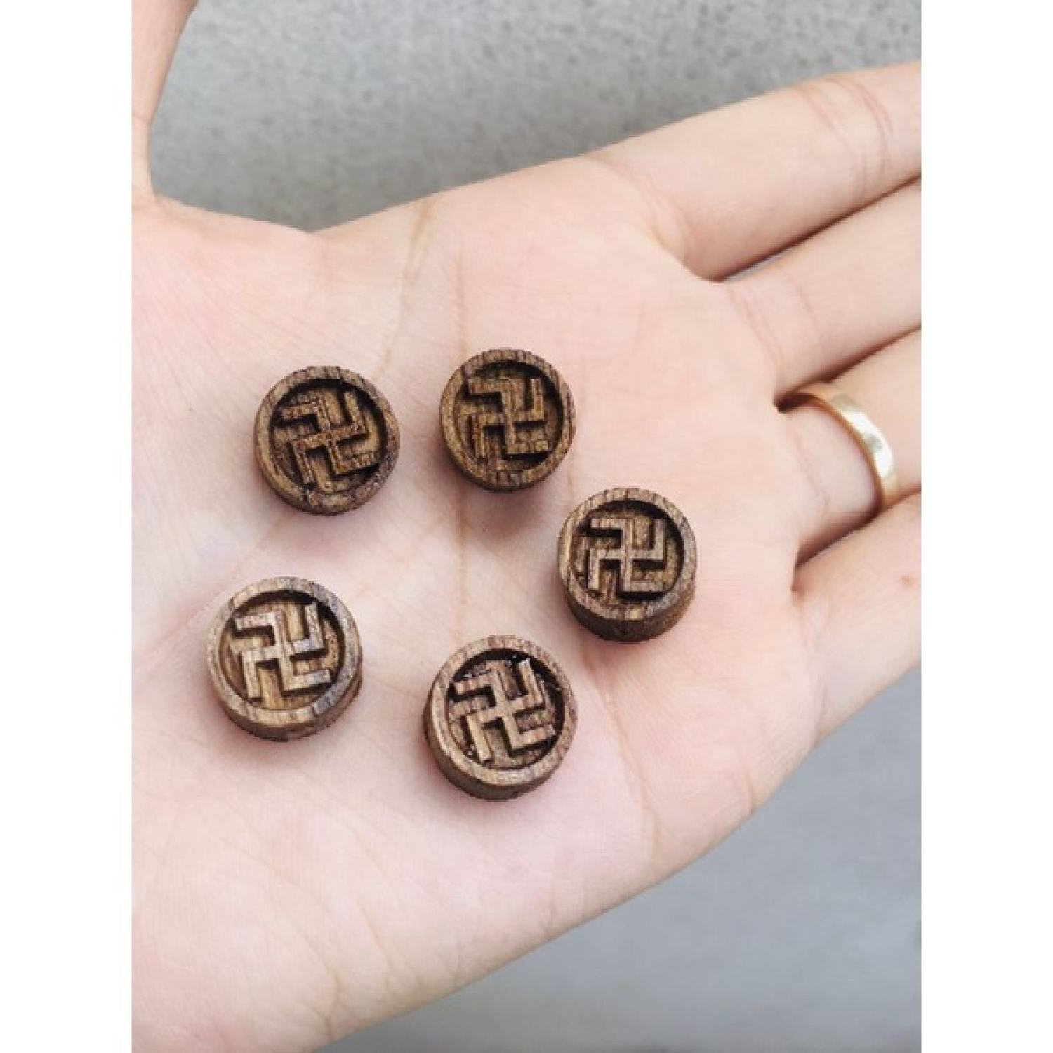 Charm Chữ Vạn Trầm Hương Tốc