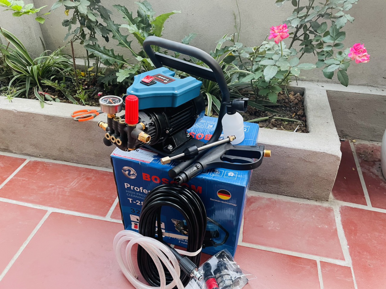 Máy rửa xe áp lưc cao boscom t288 hàng cao cấp.đầy đủ phụ kiện , dây 15m bảo hành 24 tháng